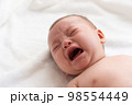 生後4ヶ月の泣いている赤ちゃん 98554449