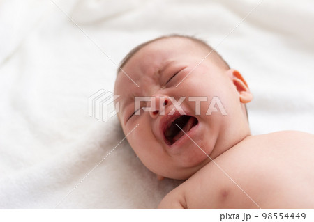 生後4ヶ月の泣いている赤ちゃん 生後4ヶ月の泣いている赤ちゃん 98554449