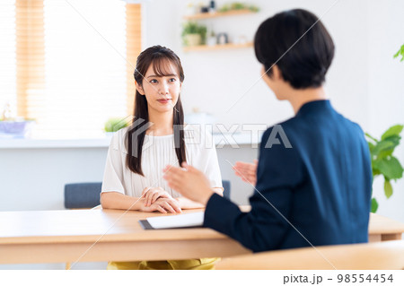 女性　コンサルタント　リビング　パソコン　保険　金融　営業　ビジネス 98554454