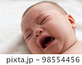 生後4ヶ月の泣いている赤ちゃん 98554456