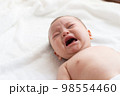 生後4ヶ月の泣いている赤ちゃん 98554460