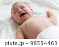 生後4ヶ月の泣いている赤ちゃん 98554463