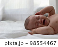 生後4ヶ月の泣いている赤ちゃん 98554467