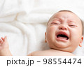 生後4ヶ月の泣いている赤ちゃん 98554474