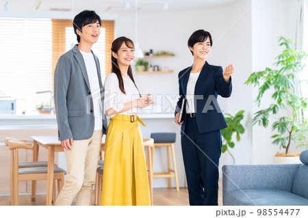 夫婦 カップル 家族 不動産 リビング ビジネス 営業 夫婦 カップル 家族 不動産 リビング ビジネス 営業 98554477