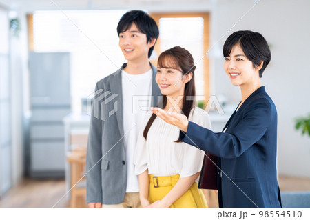 夫婦 カップル 家族 不動産 リビング ビジネス 営業 夫婦 カップル 家族 不動産 リビング ビジネス 営業 98554510