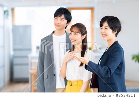 夫婦 カップル 家族 不動産 リビング ビジネス 営業 夫婦 カップル 家族 不動産 リビング ビジネス 営業 98554511