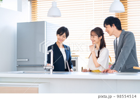 夫婦　カップル　家族　不動産　リビング　ビジネス　営業 98554514