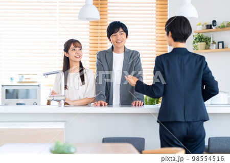 夫婦 カップル 家族 不動産 リビング ビジネス 営業 夫婦 カップル 家族 不動産 リビング ビジネス 営業 98554516