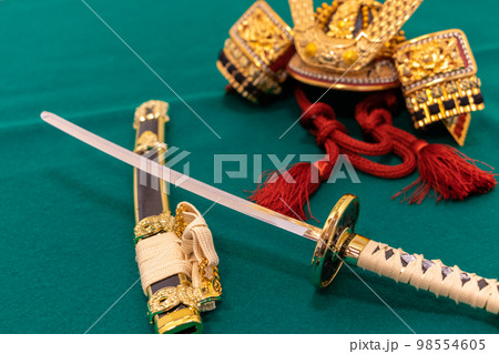 五月人形の兜と刀 98554605