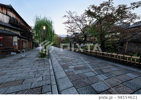 早朝の古都京都祇園白川筋と京町屋 98554621