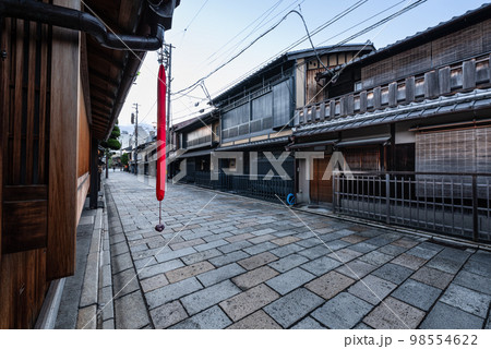 早朝の古都京都祇園新橋通りと京町屋 98554622