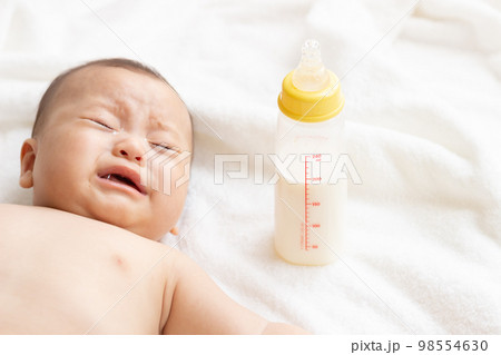 生後4ヶ月の泣いている赤ちゃん 98554630