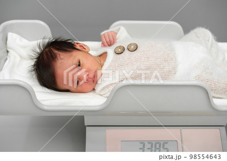 newborn baby weight measurement on digital scales 98554643