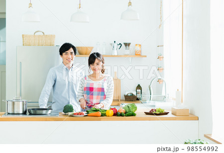キッチンの若い夫婦 98554992