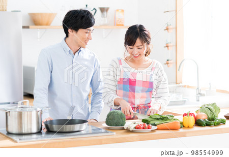 キッチンの若い夫婦 キッチンの若い夫婦 98554999