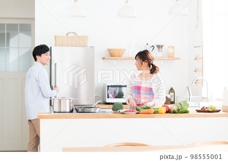 キッチンの若い夫婦 キッチンの若い夫婦 98555001