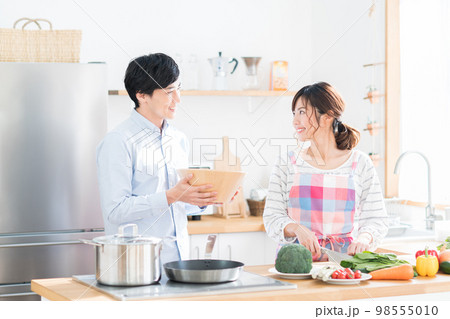 キッチンの若い夫婦 98555010