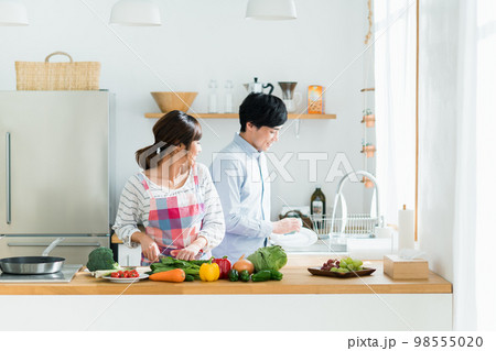 キッチンの若い夫婦 98555020