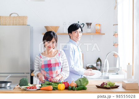 キッチンの若い夫婦 98555028