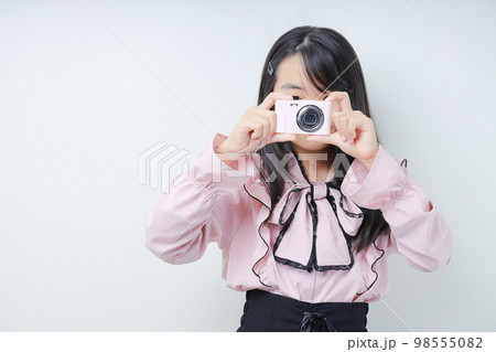 写真を撮る量産型ファッションの女の子 98555082