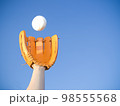 野球グローブでボールをキャッチ 98555568