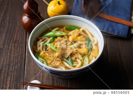 湯気の立つ熱々のカレーうどん 98556005