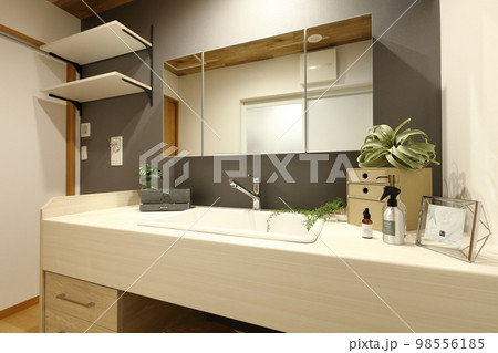 デザイナーズハウス お洒落な洗面脱衣室 98556185