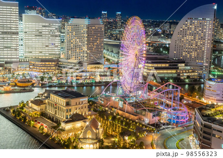 全館点灯した観覧車が見える横浜夜景 98556323