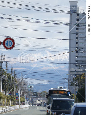 熊本市東区東町から冠雪した西原村・阿蘇外輪山方面を眺める 98556331