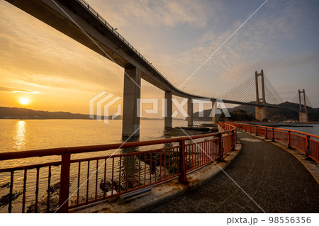 青空と夕日を浴びる加部島に架かる呼子大橋｜佐賀県唐津市の写真素材