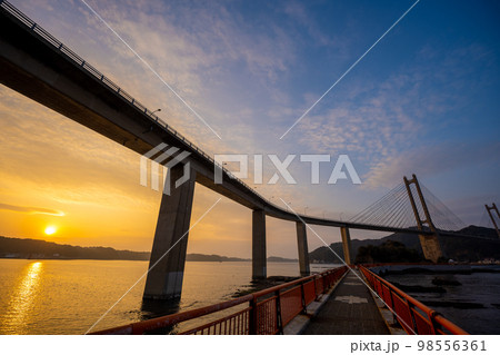 青空と夕日を浴びる加部島に架かる呼子大橋|佐賀県唐津市 青空と夕日を浴びる加部島に架かる呼子大橋|佐賀県唐津市 98556361