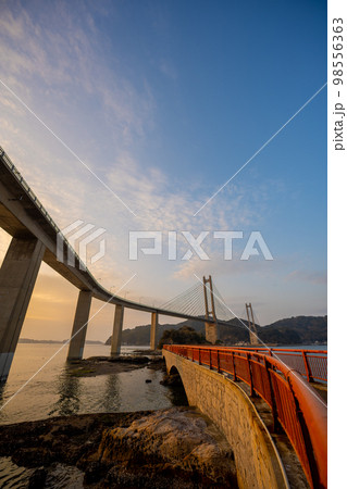 青空と夕日を浴びる加部島に架かる呼子大橋｜佐賀県唐津市の写真素材