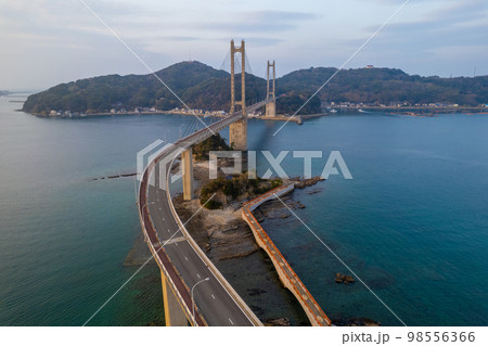 ドローン撮影|青空と夕日を浴びる加部島に架かる呼子大橋|佐賀県唐津市 ドローン撮影|青空と夕日を浴びる加部島に架かる呼子大橋|佐賀県唐津市 98556366