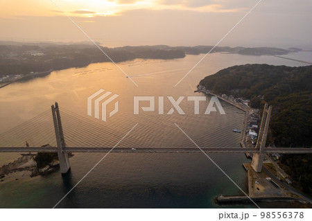 ドローン撮影|夕日を浴びる玄界灘に架かる呼子大橋|佐賀県唐津市 ドローン撮影|夕日を浴びる玄界灘に架かる呼子大橋|佐賀県唐津市 98556378