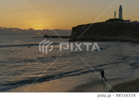 犬吠埼灯台もとで朝の釣り人 犬吠埼灯台もとで朝の釣り人 98556558