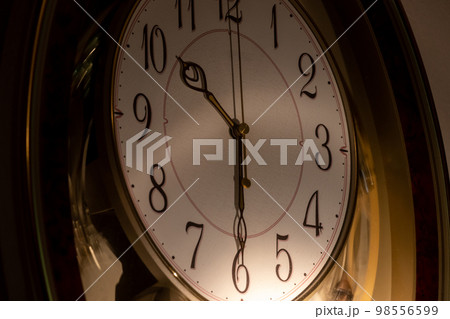 壁掛け時計の文字盤 98556599