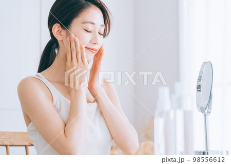 若い女性のスキンケアシーン 若い女性のスキンケアシーン 98556612