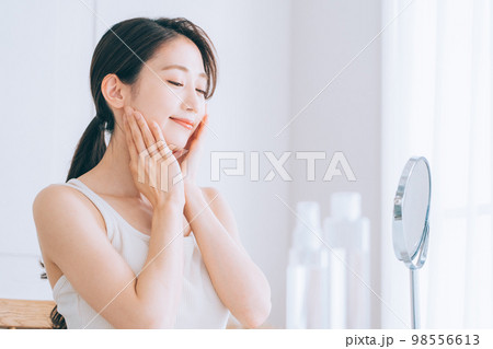 若い女性のスキンケアシーン 98556613
