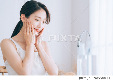 若い女性のスキンケアシーン 98556614