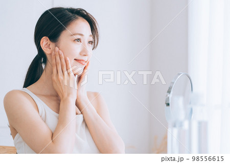 若い女性のスキンケアシーン 98556615