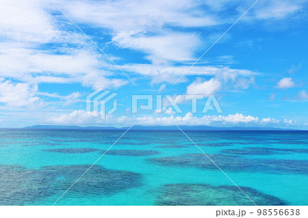 沖縄 波照間島の青空と青い海 沖縄 波照間島の青空と青い海 98556638