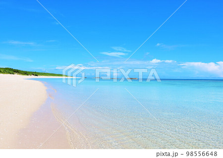 沖縄　青空と青い海の波照間島 98556648