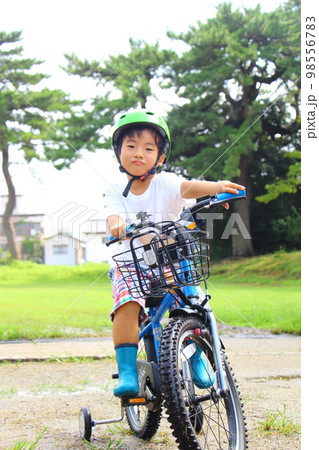 自転車に乗るこども 自転車に乗るこども 98556783