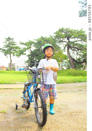 自転車に乗るこども 自転車に乗るこども 98556785