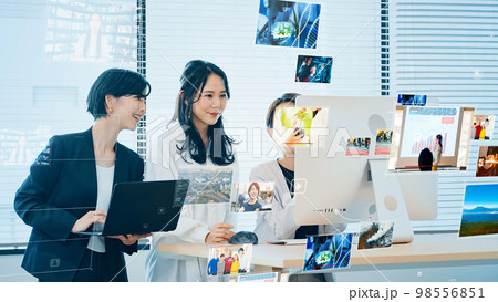 動画を見る人々 98556851