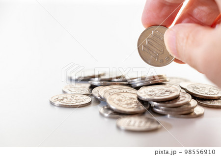 たくさんの百円玉 たくさんの百円玉 98556910