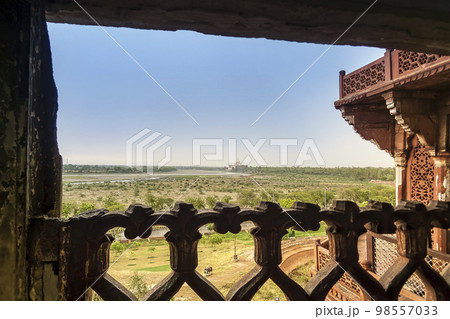 インド・アグラ城「囚われの塔」から望むタージ・マハル / Agra, India 98557033
