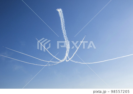 航空自衛隊のアクロバティックチームブルーインパルスが描くスモークのライン 98557205