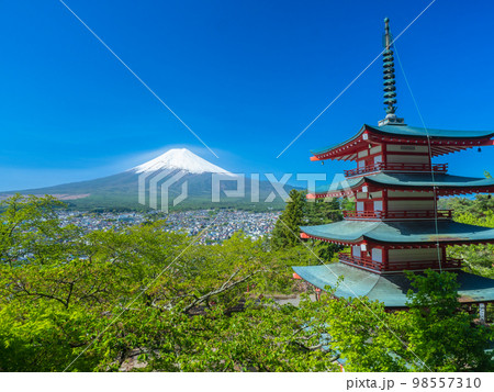4月山梨・富士吉田　富士山と新倉山浅間公園の忠霊塔と新緑 98557310